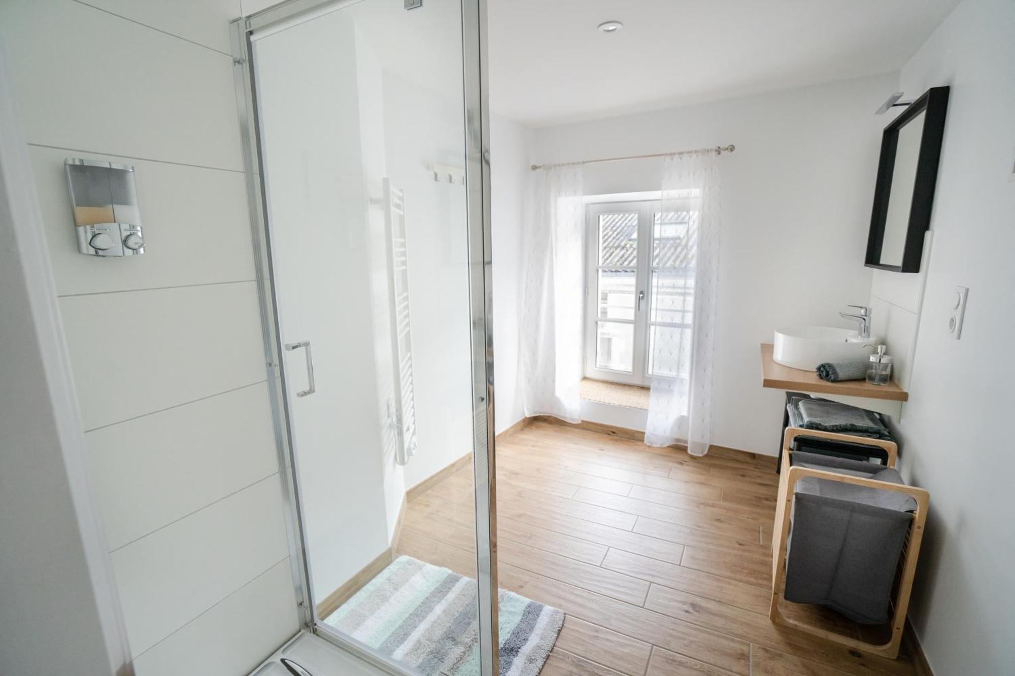 Grande Surface 252m2 Jusqu'à 15 Personnes Avec Terrasse - Barbecue , Baby Foot Et Parking Gratuit - Malo Leone Hébergement de vacances Mauleon